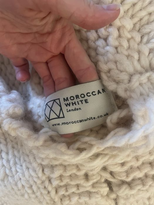 Wełniany sweter z kapturem