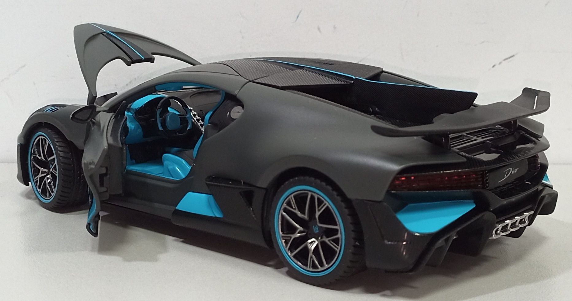 Bugatti Divo металлическая модель 1:24 RASTAR