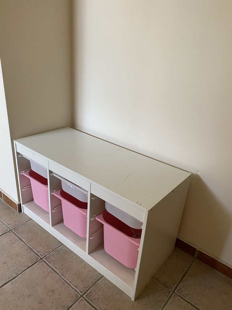 Szafka Ikea z pudelkami