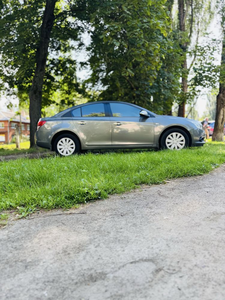 Продам шеврошет круз 1.8 2012 р автомат один власник