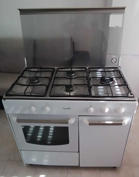 Fogão a gás Kunft de 4 bocas e forno, muito bom estado