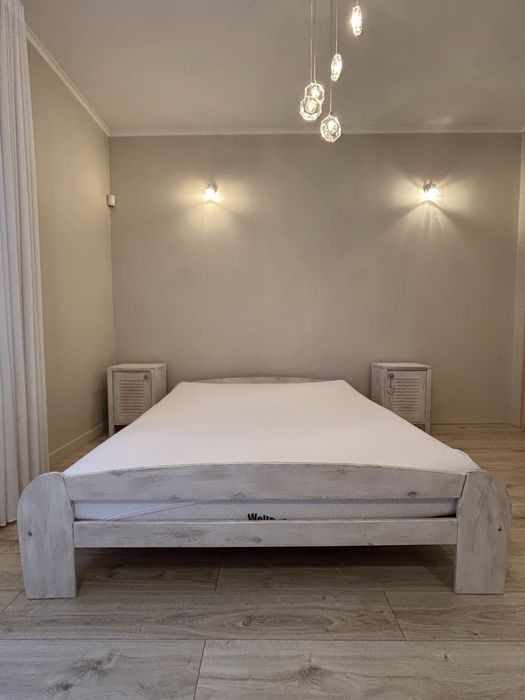 Łóżko wellpur 160x200 z dwoma szafkami nocnymi drewno bielone