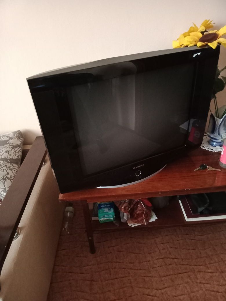 Телевізор самсунг чорного кольору