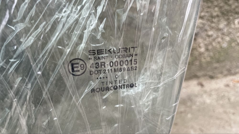 Переднее левое стекло Nissan Terrano II водительское стекло Терано 2