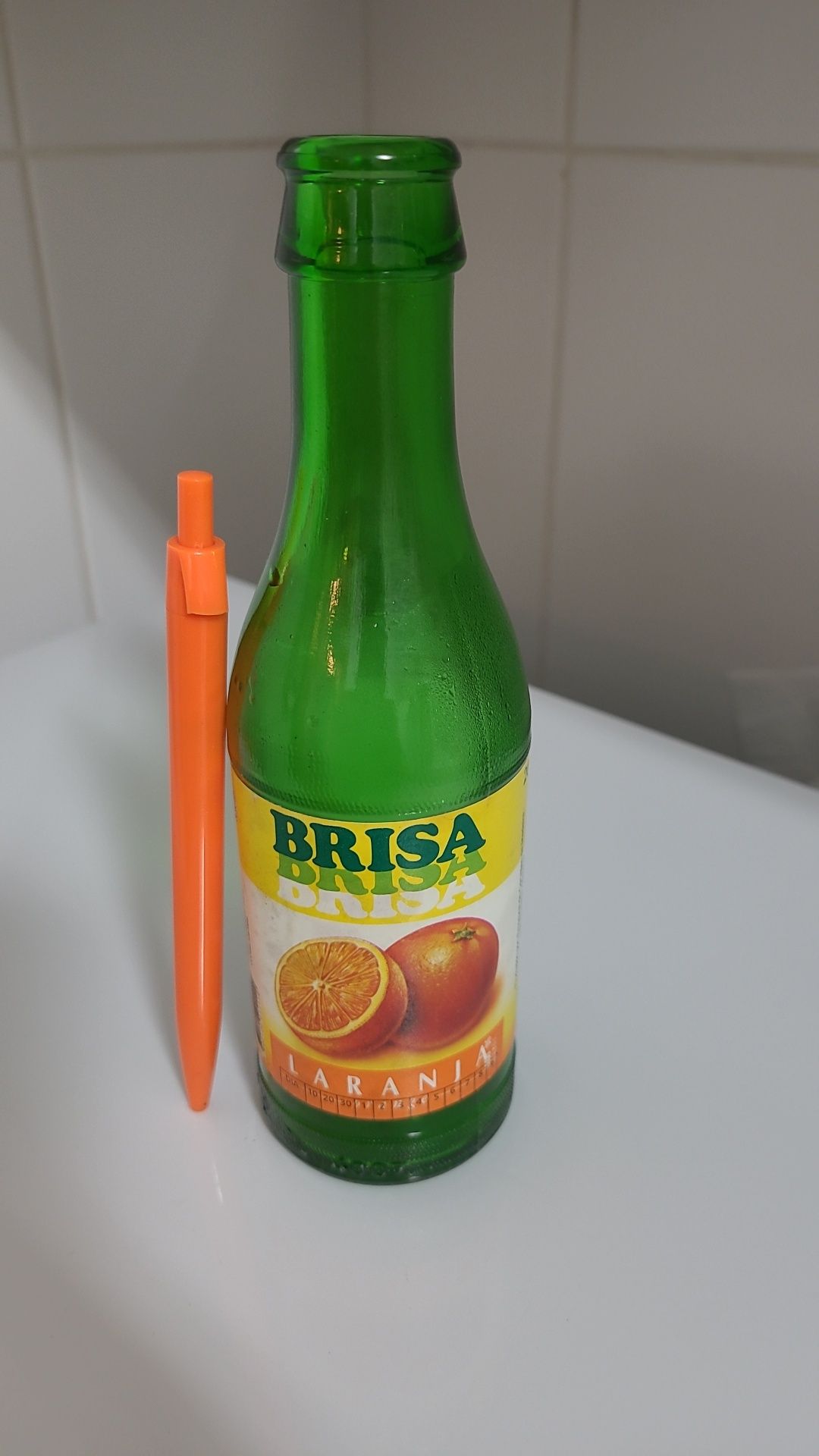 Antiga garrafa de Brisa laranja com rótulo de papel da ECM
