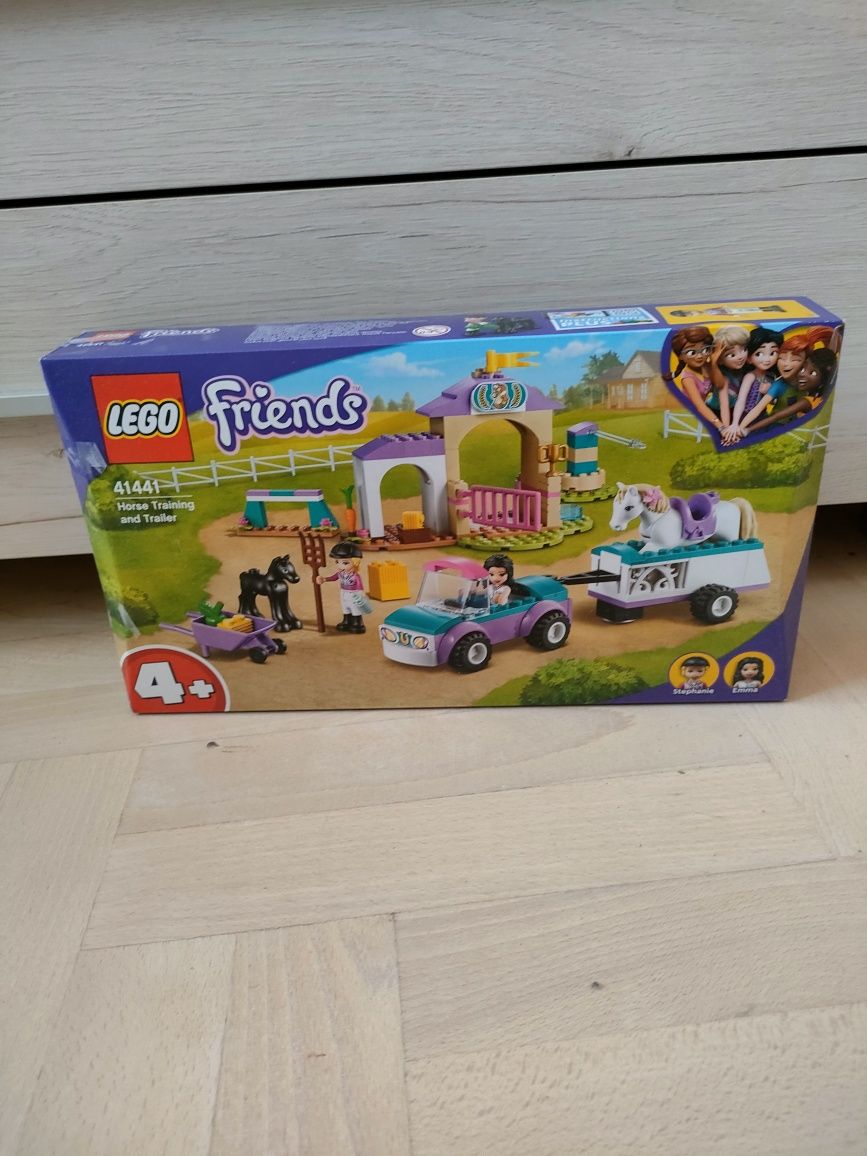 Zestaw LEGO Friends 41441 Szkółka jeździecka i przyczepa dla konia