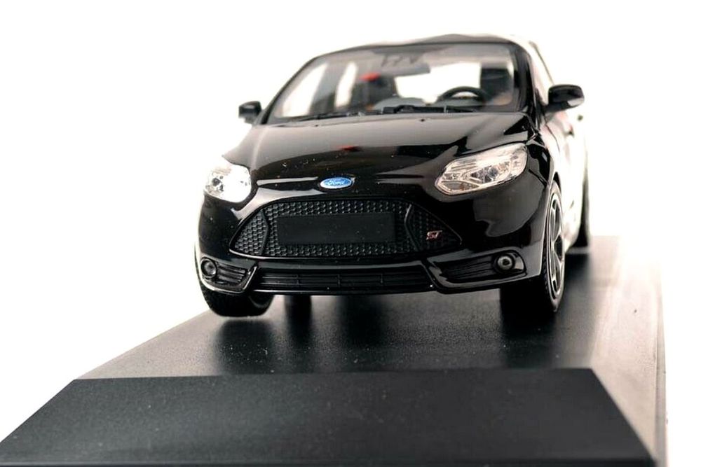 1:18 модель Ford Focus ST 2011 MINICHAMPS