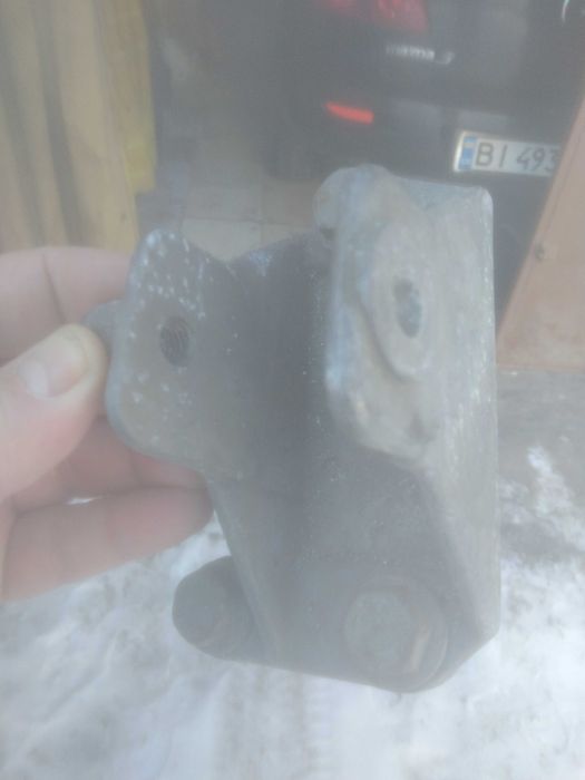 Продам кронштейн верхньої подушки двигуна Опель вектра б