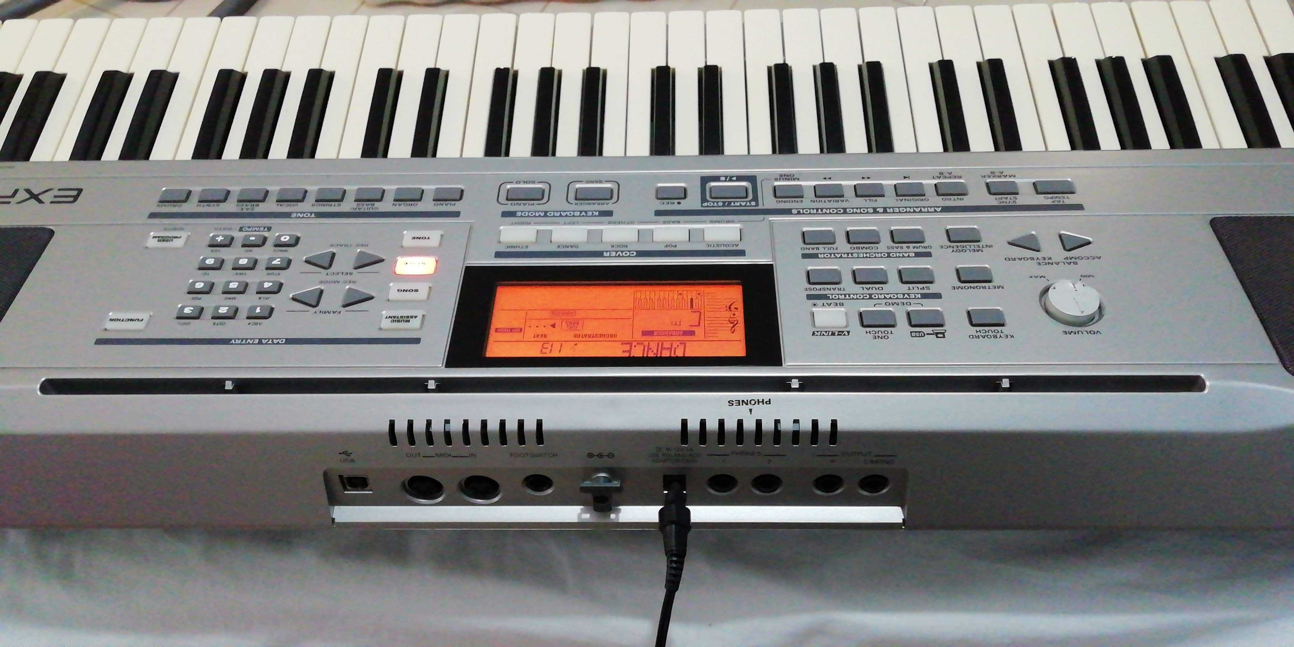 Teclado de arranjos Roland EXR-3 usado