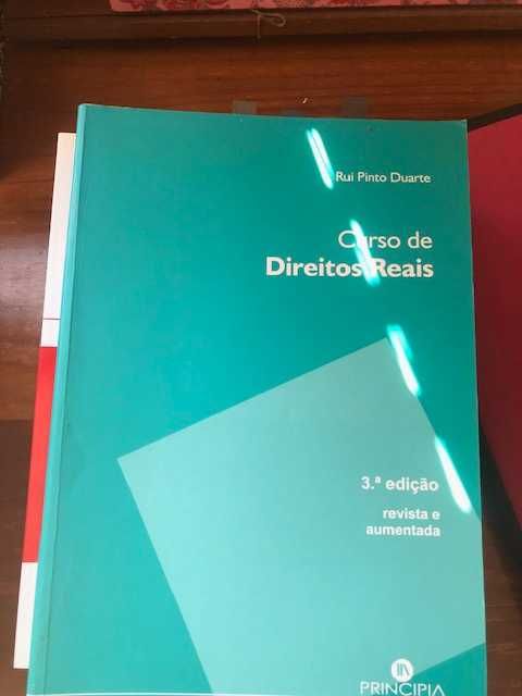 Livros e códigos de Direito (várias áreas)