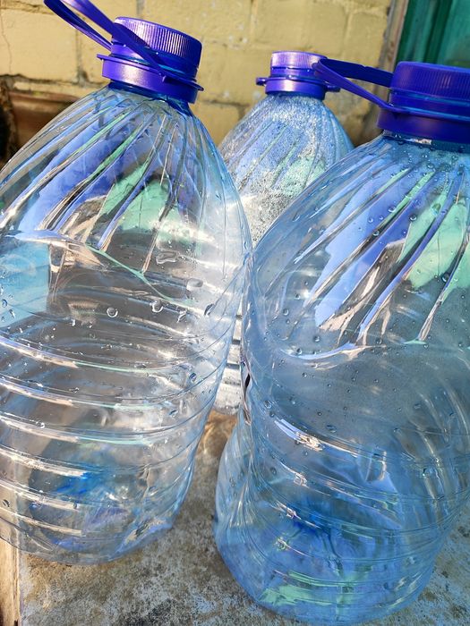 Пляшки з під води 6л.