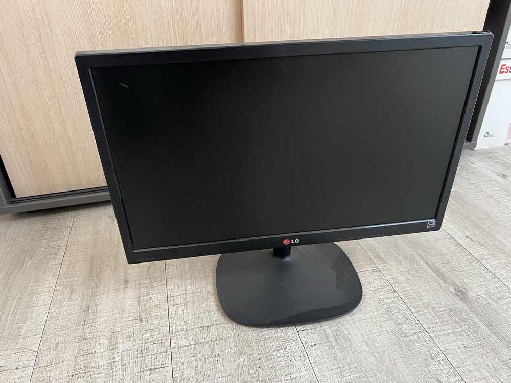 Jeden monitor marki LG 22M35A-B