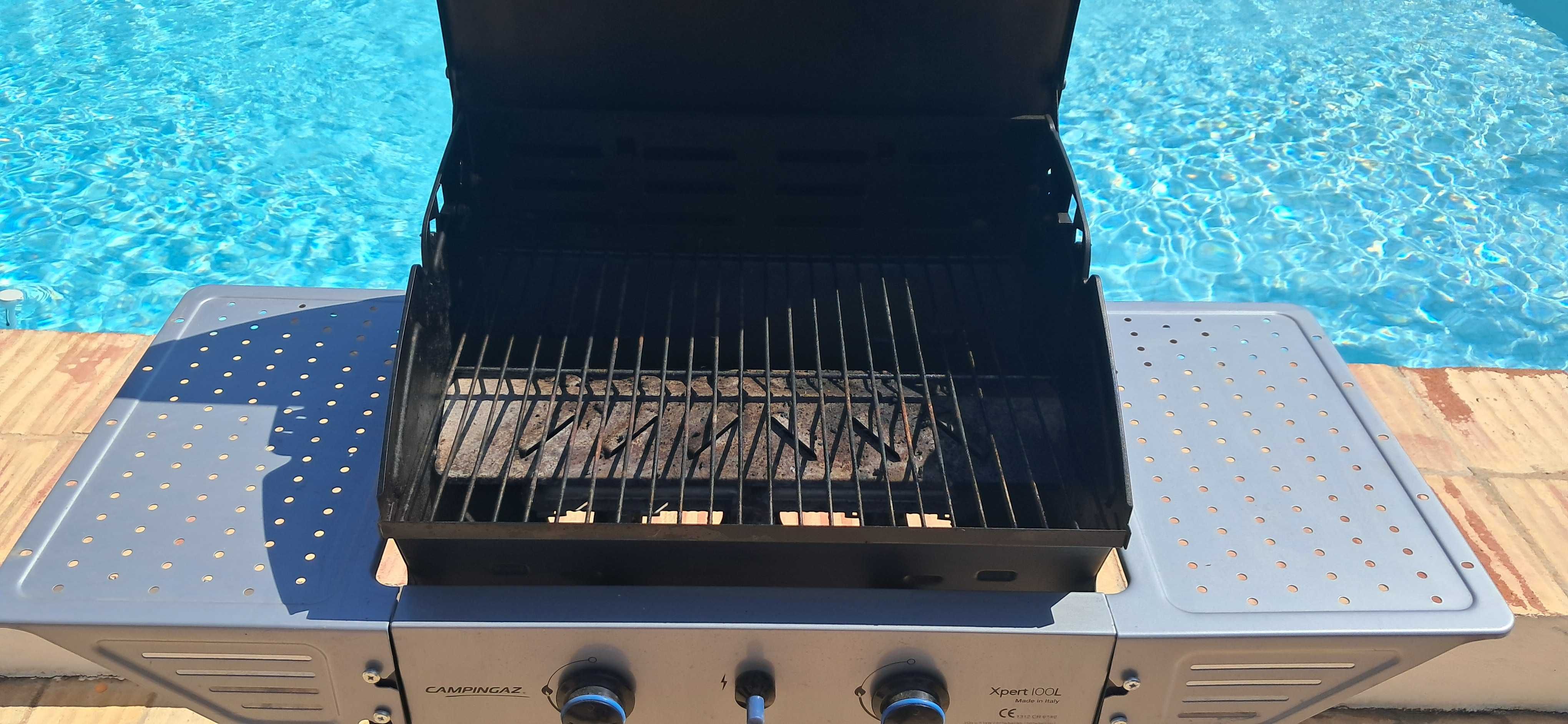 Barbecue grelhador com garrafa de gás