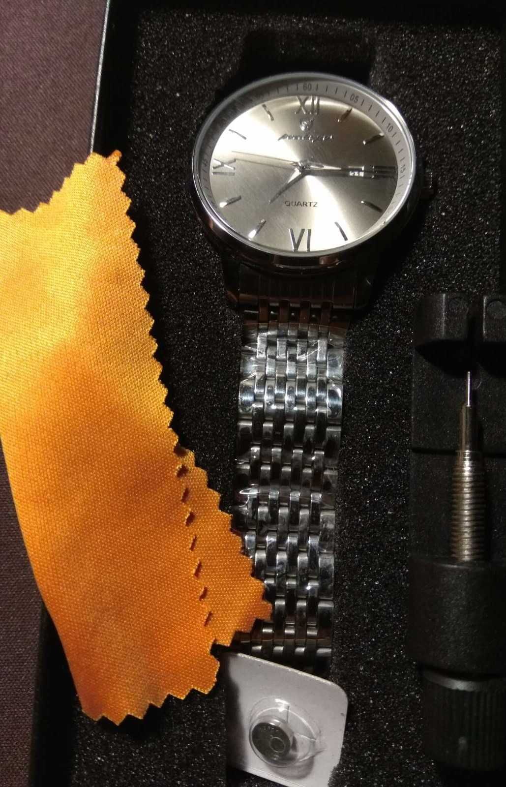 Красивые мужские ручные часы.