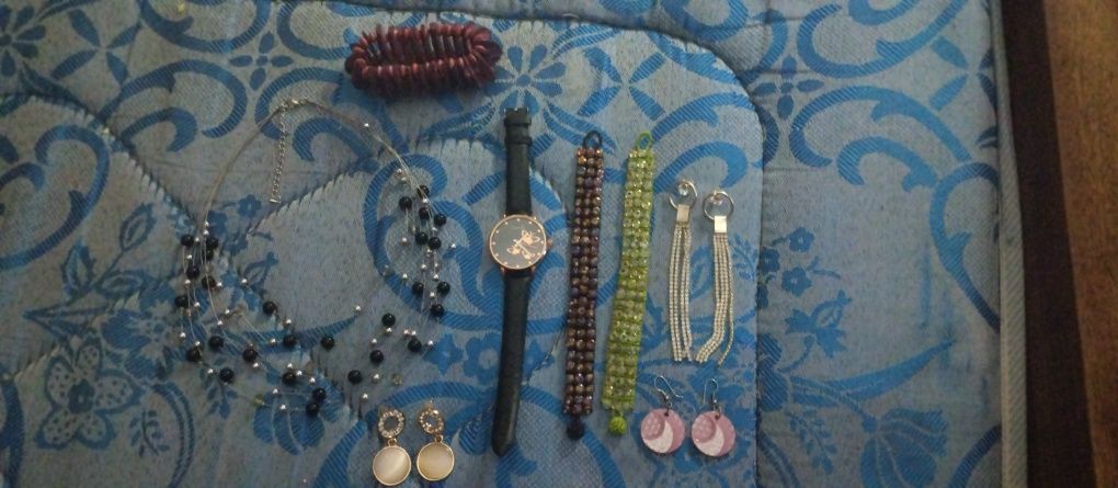 Pulseiras,brincos,colares e relógios em bom estado uns nunca usados