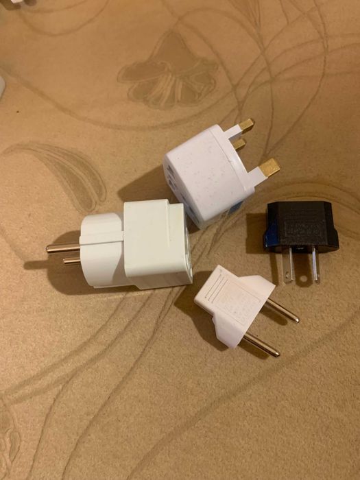 Зарядное устройство с британской вилкой и переходником.