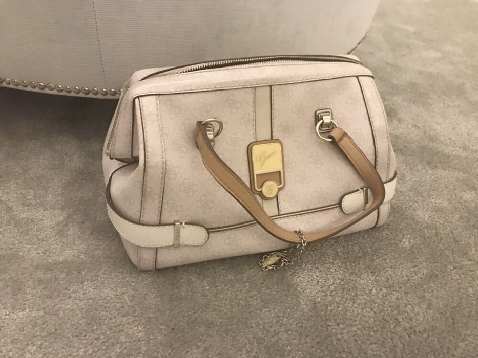 Guess torebka w kolorze delikatnego różu (nowa prawie)