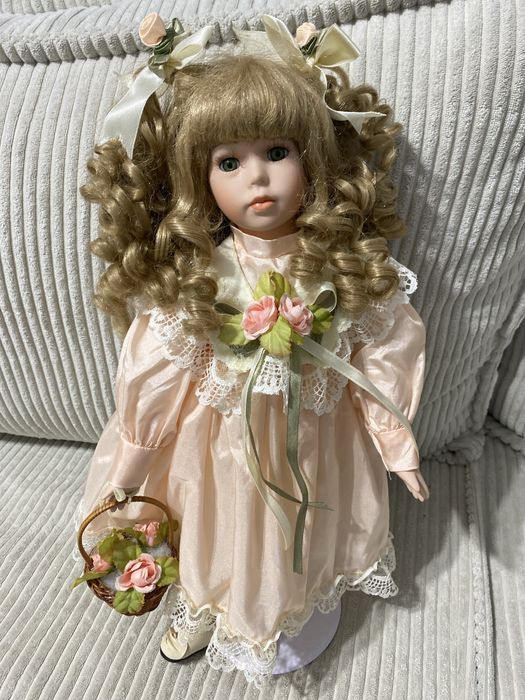 Lalka porcelanowa piękna