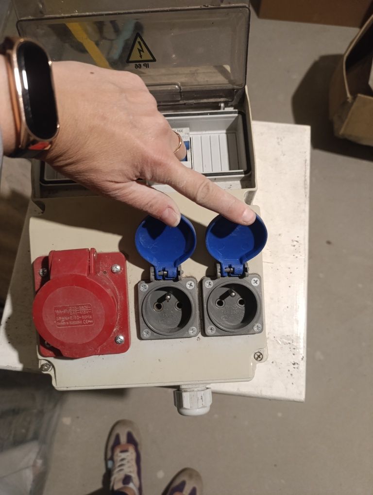 Rbetka skrzynka elektryczna budowlana