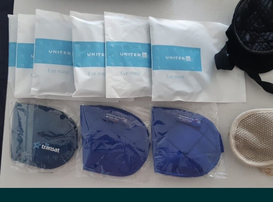 Vendo almofadas, máscaras para dormir, protetores auriculares e  braço