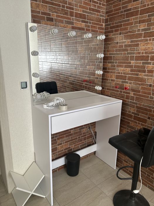 Стіл для макіяжу / бровиста та зачісок