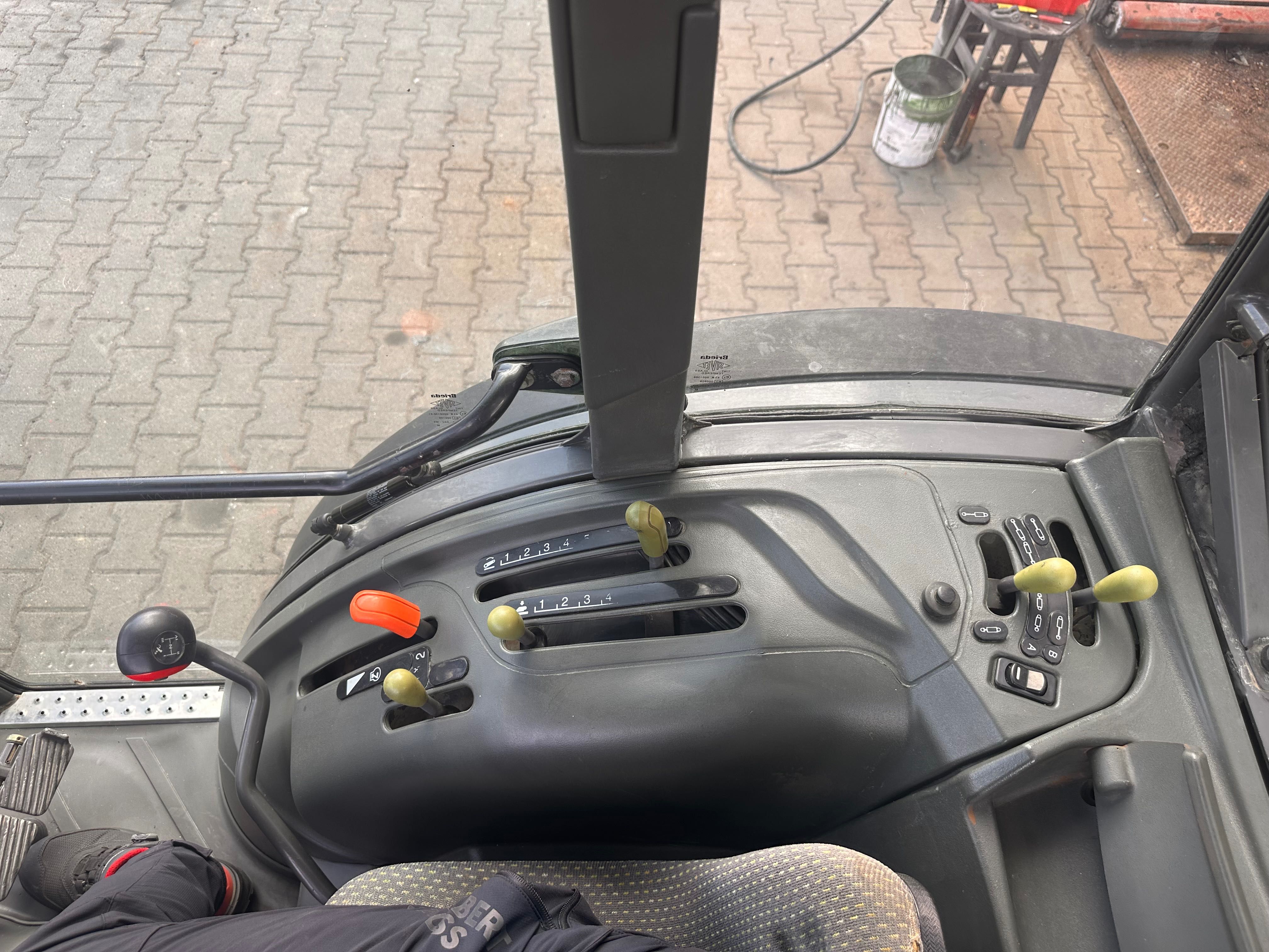 Ciągnik sadowniczy CLAAS NECTIS 257F 90 PS 4X4 Klima