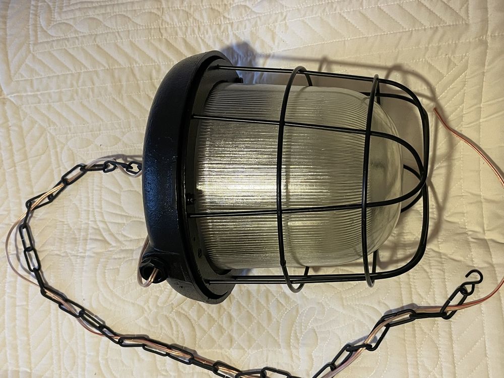 Industrialna lampa żeliwna