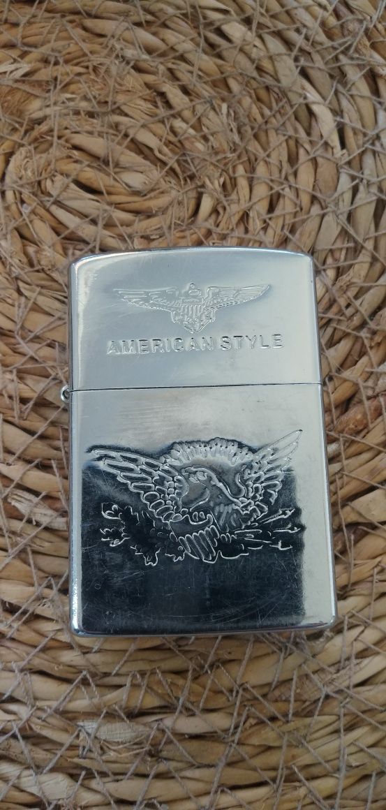 Trzy zapalniczki w stylu zippo