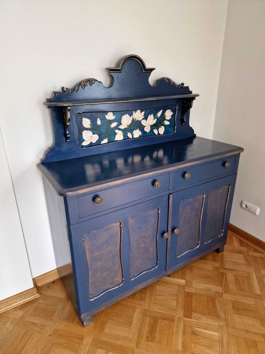 Zabytkowa komoda z nadstawką po renowacji ręcznie malowana