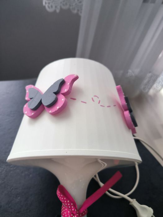 Lampka do pokoju dziewczynki. Nie ma jednego motylka.