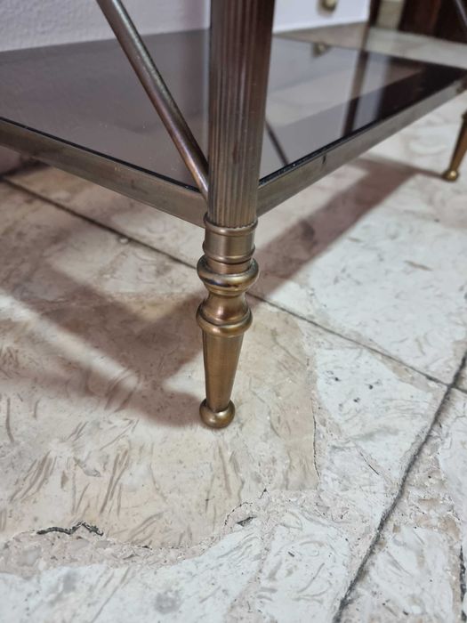 Mesa de Apoio em Vidro Fumado e Estrutura em Metal – Estilo Clássico