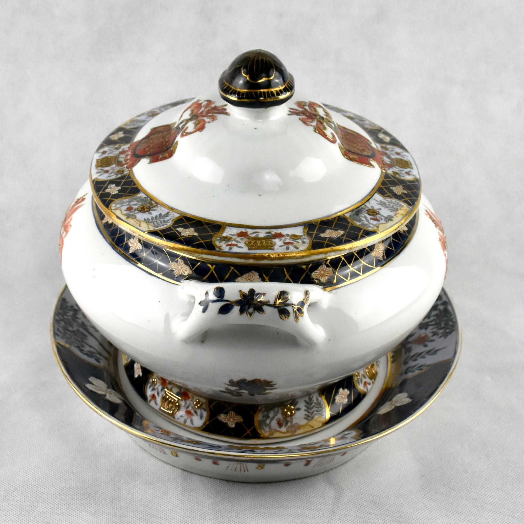 Terrina com tampa e travessa porcelana da China com brasão, anos 70