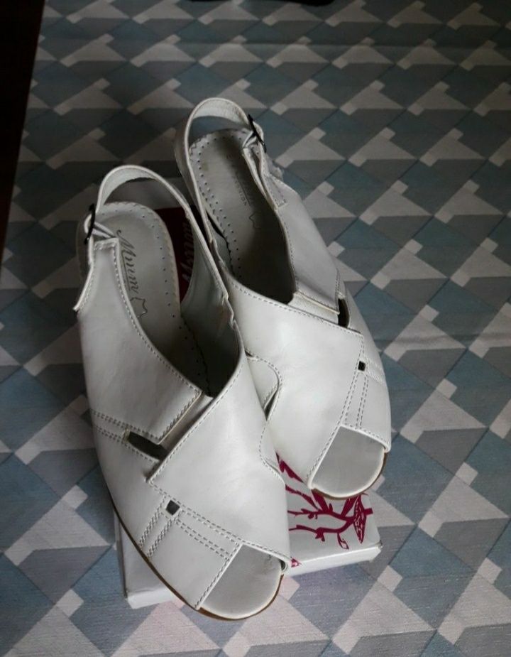 Nowe białe sandały r38