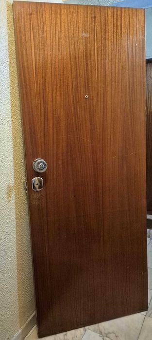 Porta em madeira com reforço interno em chapa, usada, Benfica, Lisboa