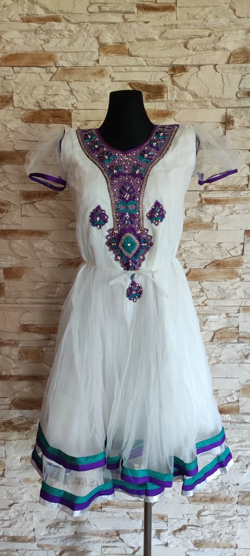 Biała sukienka tiulowa haftowana z ozdobami, M Lucy, rozmiar 42