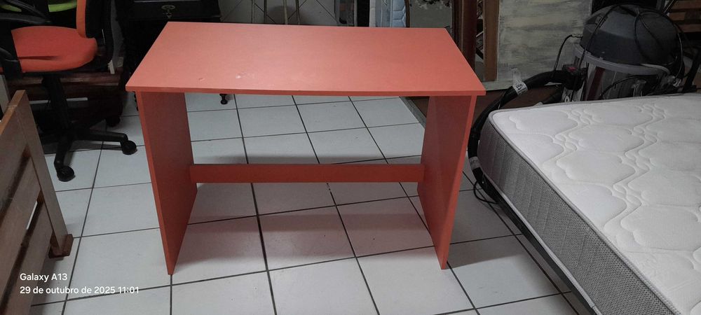 3 secretárias em diversas cores