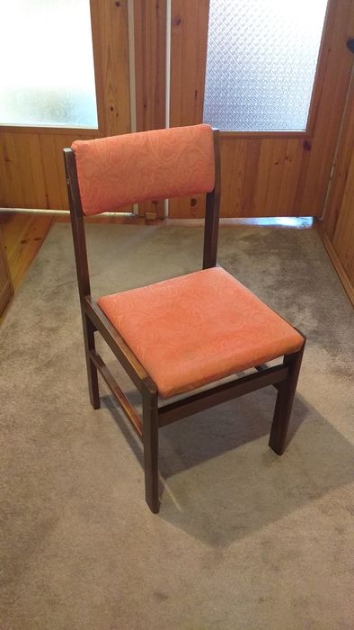 Krzesła drewniane tapicerowane prl