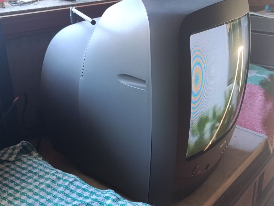 TV a cores  de 37 cm a funcionar bem.