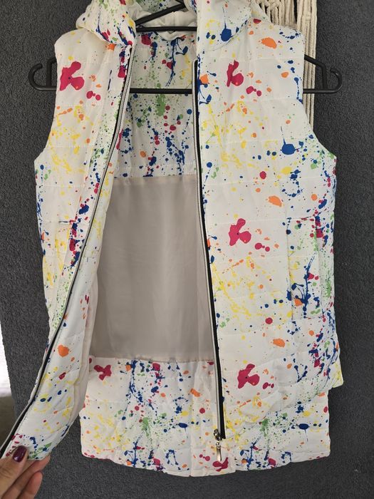 Kamizelka z dłuższym tyłem kolorowa z kapturem na zamek rozm 134/140