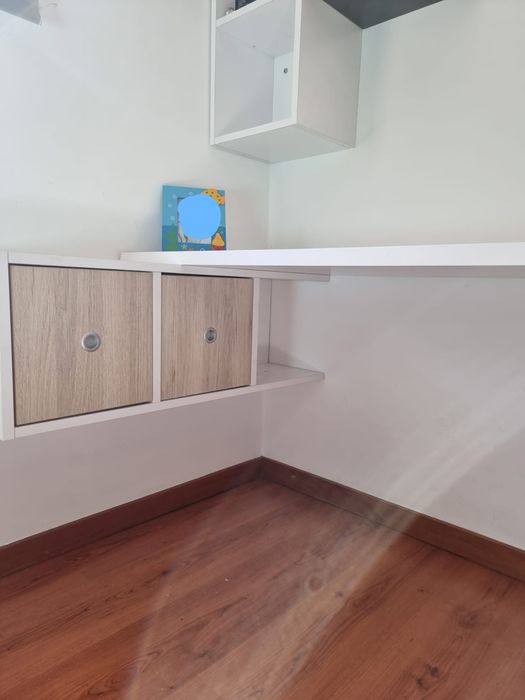 Cama juvenil com gavetas + secretária + cubos de parede