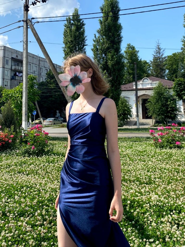Вишукана вечірня довга сукня з благородного синього атласу.