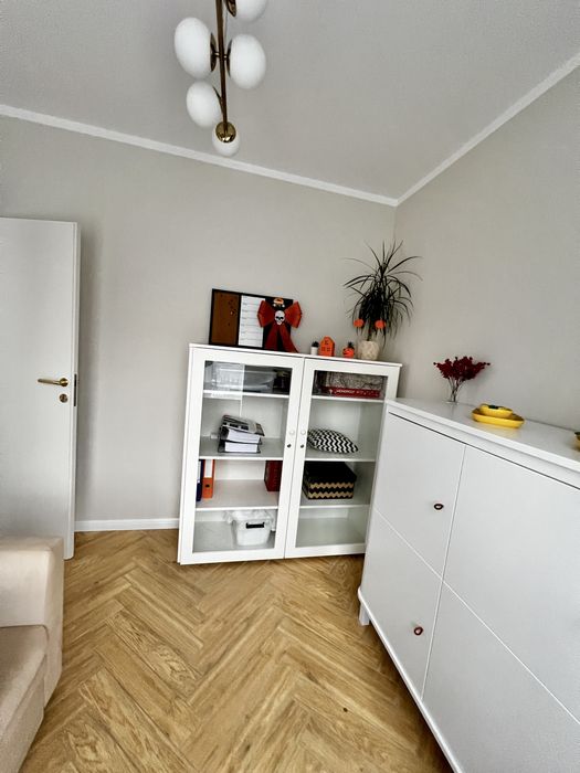 Biała witryna przeszklona komoda ze szkłem