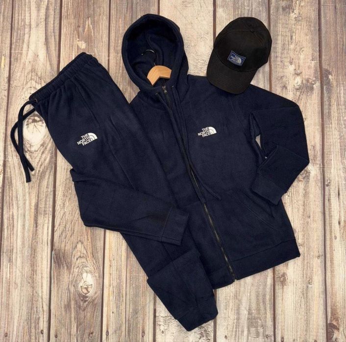 Чоловічий спортивний костюм