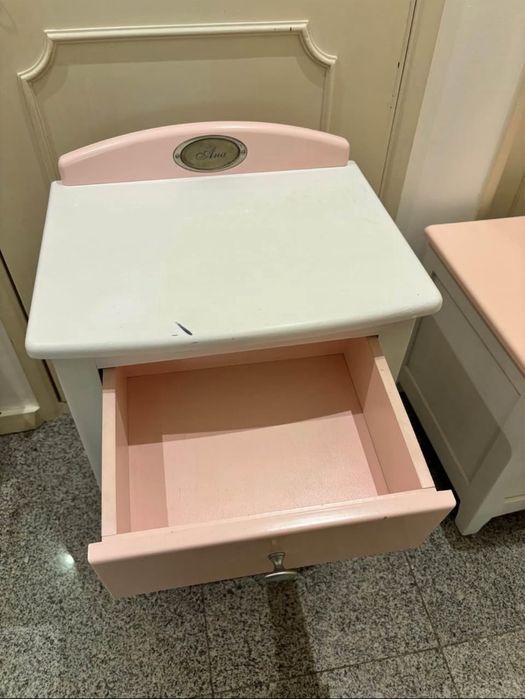 Móvel Infantil – Mesa de Cabeceira + Baú de Brinquedos