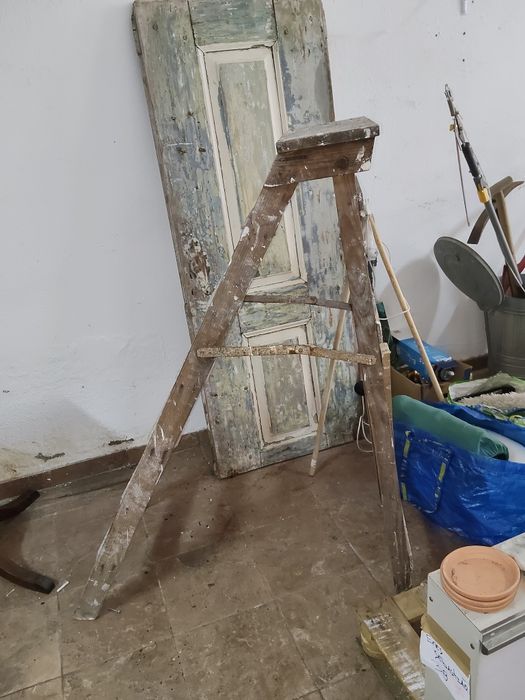 Escadote de Madeira Antigo e Robusto – Ideal para Obra ou Decoração