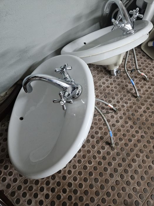 2 lavatórios de casa de banho Roca