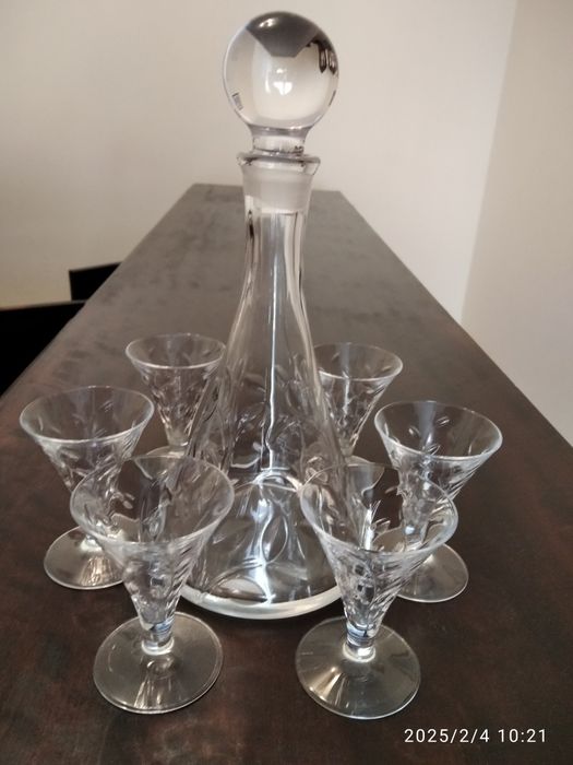 Garrafa e copos de vinho do porto