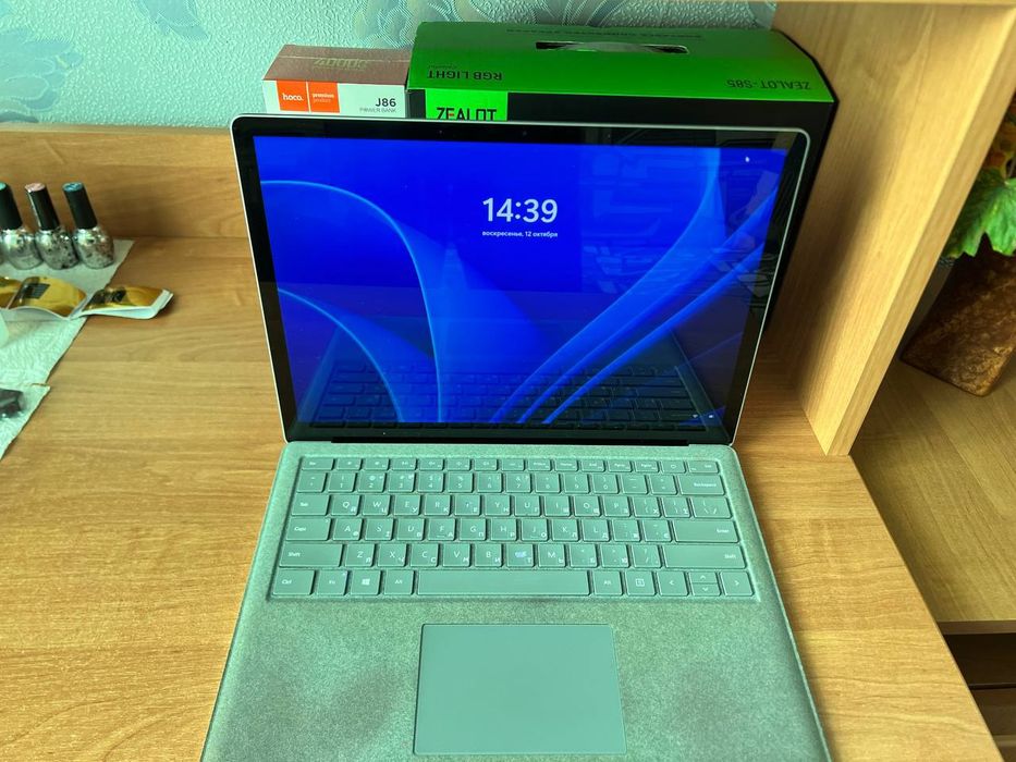 Microsoft Surface Laptop, 2  модель 1769 2К i5 intel ssd. 128 gb 8gb