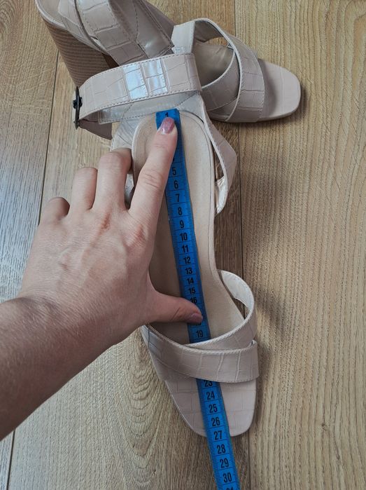 Жіночі бежеві босоніжки на підборах