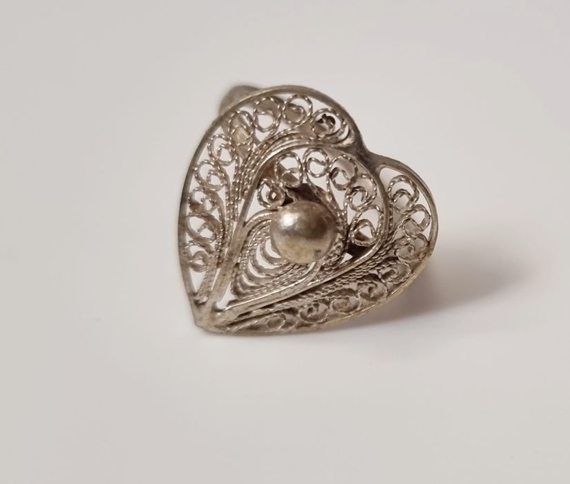 Stary filigranowy pierścionek w kształcie serca